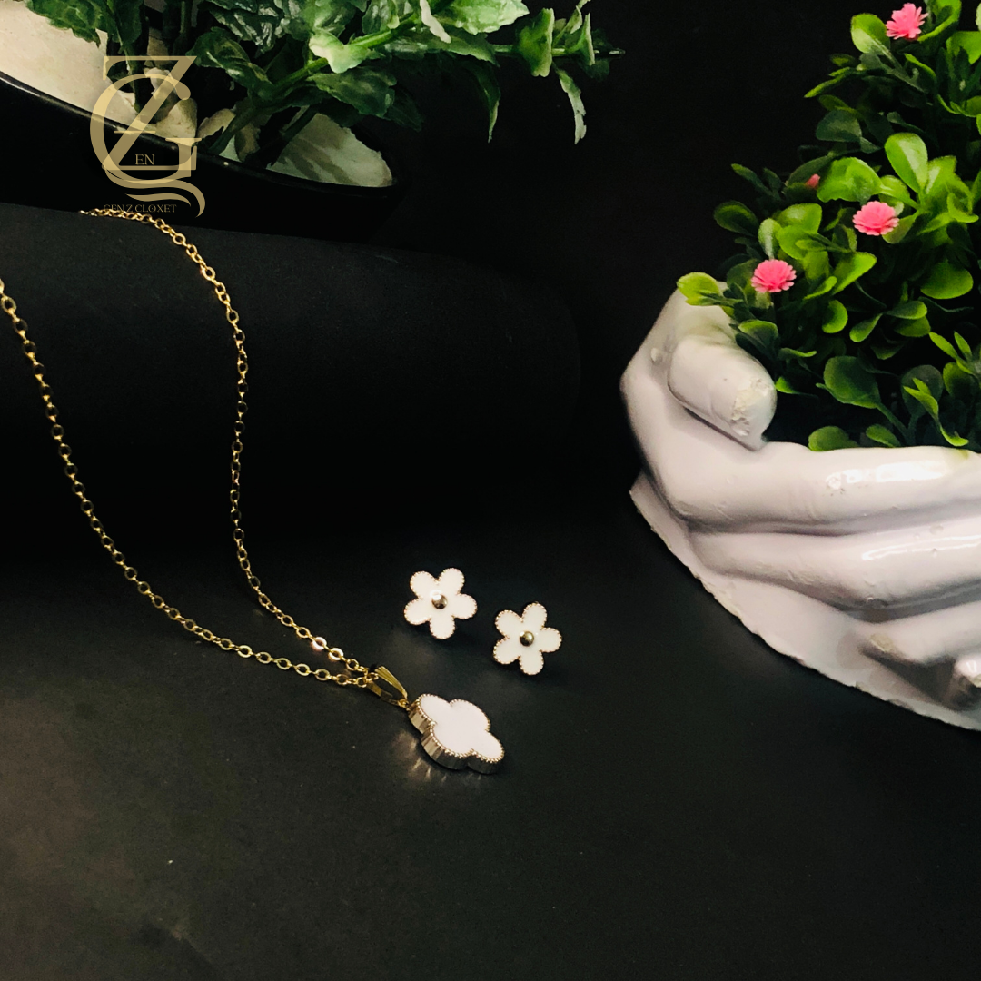 122 Clover White locket set - Image 1